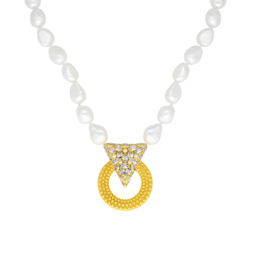 Baroque pearl necklace in gold details. 